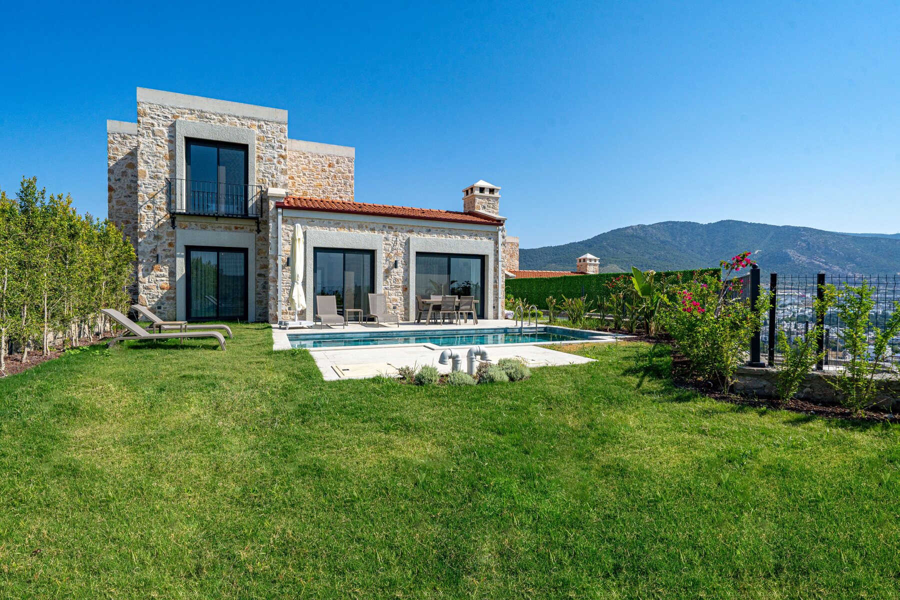 Hill villa, bahçe ve havuz